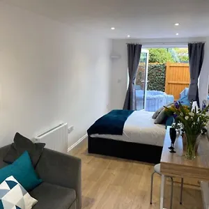 https://stylish-1-bedroom-studio-outdoor-area-and-hot-tub.tophotelsbath.com